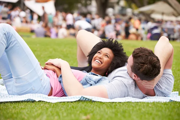 Casal relaxante no evento de verão — Fotografia de Stock