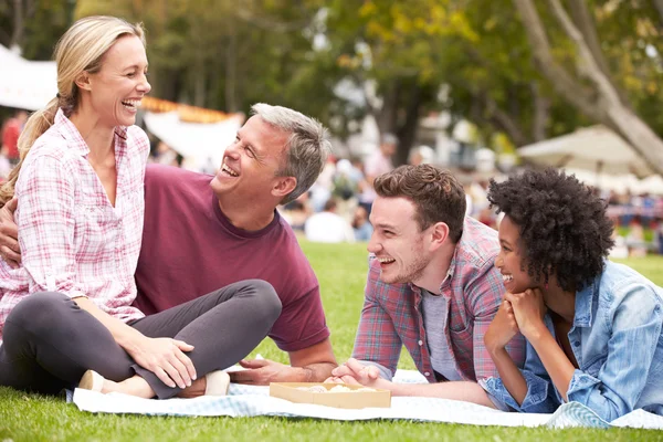 Familjen avkopplande på sommaren händelse — Stockfoto