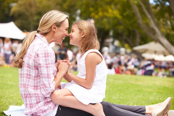 Mère et fille se détendre à l'événement d'été — Photo