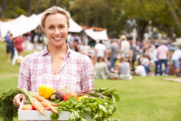 Mujer con productos frescos en el mercado al aire libre —  Fotos de Stock