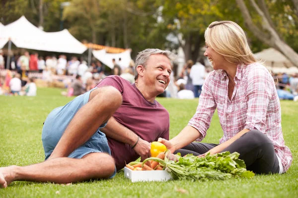 Couple avec des produits frais achetés au marché — Photo