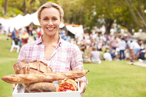 Vrouw met vers brood op de markt — Stockfoto