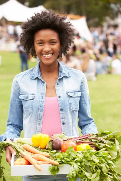 Femme avec des produits frais au marché extérieur — Photo