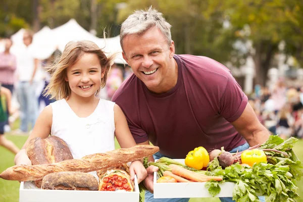Father And Daughter With Produce — Stock Photo, Image