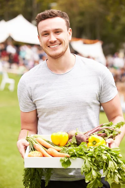 Man med färska produkter på marknaden — Stockfoto