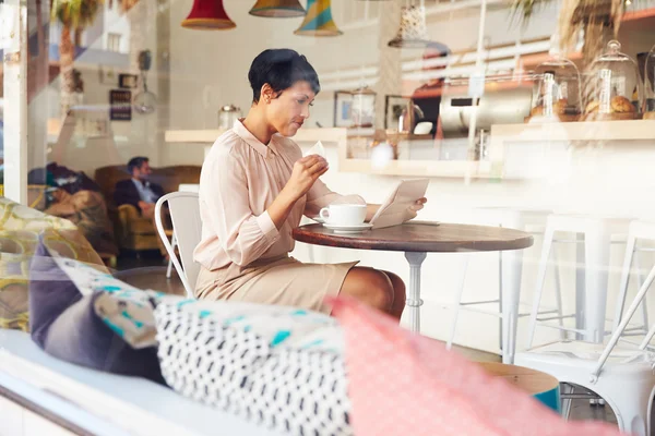 Affärskvinna i ett kafé med hjälp av Tablet PC — Stockfoto