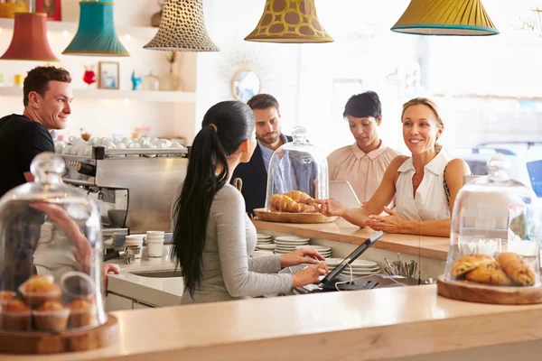 Kvinna beställer vid disken på ett kafé — Stockfoto