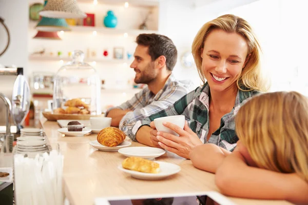 Mujer con niño en la cafetería — Foto de Stock