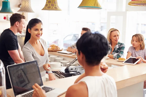 Personas pidiendo en el mostrador en un café — Foto de Stock