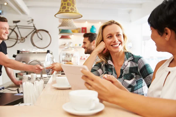 Duas mulheres numa reunião num café — Fotografia de Stock