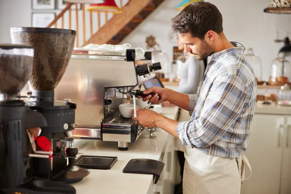 Barista på arbete i ett café — Stockfoto