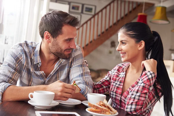 Reunión de pareja en un café —  Fotos de Stock