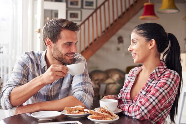 Reunión de pareja en un café — Foto de Stock