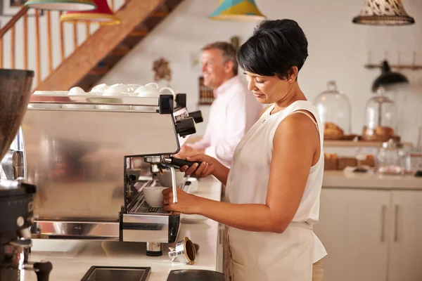 Cafébesitzer bei der Arbeit — Stockfoto