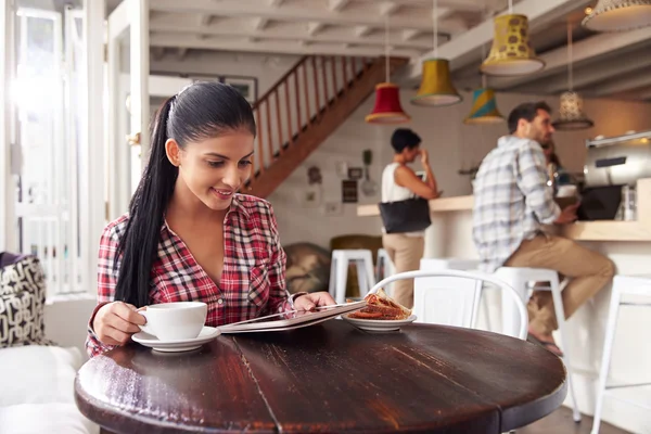 Mulher usando laptop em um café — Fotografia de Stock