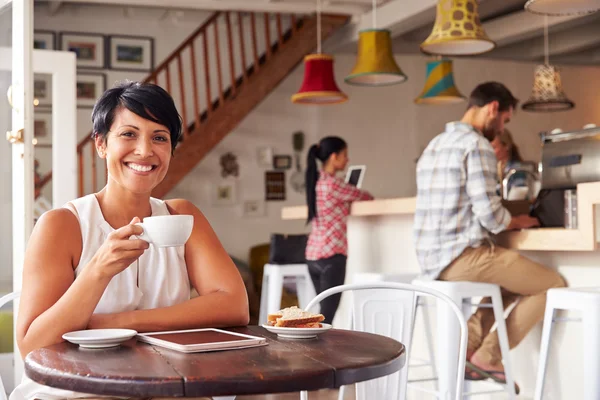 Mellersta äldre kvinna i ett café — Stockfoto