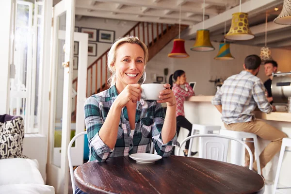 Mujer adulta en un café — Foto de Stock