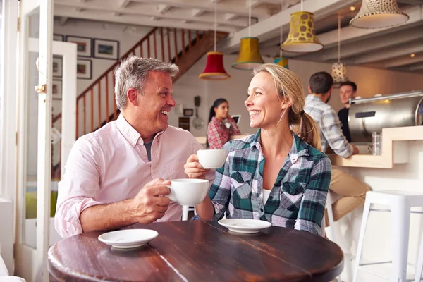Par möte på ett café — Stockfoto