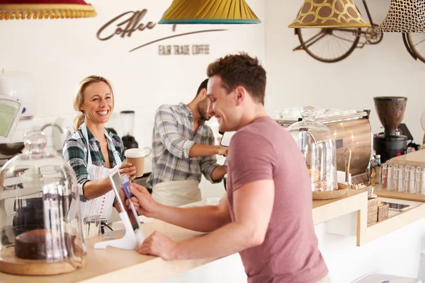 Männer bezahlen für Bestellung im Café — Stockfoto