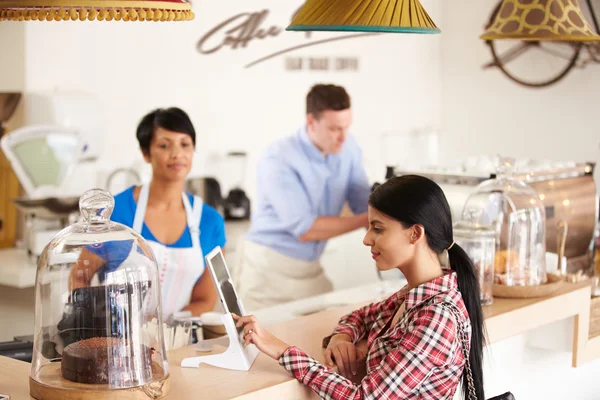 Mujer ordenando por tableta digital — Foto de Stock