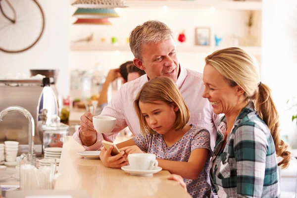 Familia feliz en un café — Foto de Stock