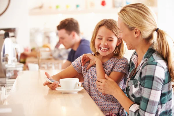 Mother and daughter in a cafe — Stock Photo, Image