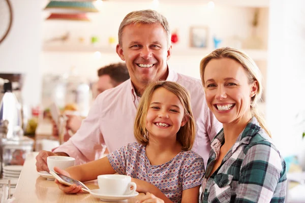 Familia feliz en un café — Foto de Stock