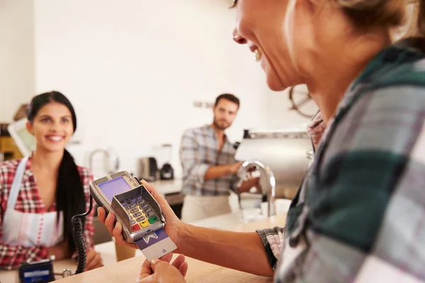 女人用信用卡在一家咖啡馆 — 图库照片