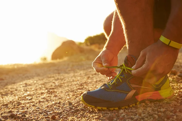 Uomo che si mette le scarpe da corsa — Foto Stock