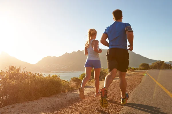 Hombre y mujer corriendo juntos — Foto de Stock