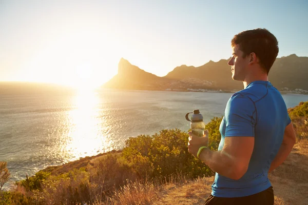 Jovem contemplando depois de correr — Fotografia de Stock