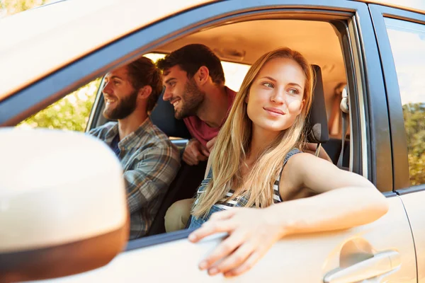 Grupo de amigos no carro em viagem rodoviária — Fotografia de Stock