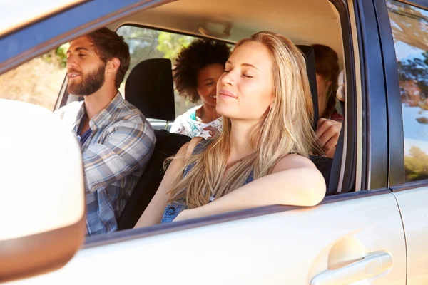 Grupo de amigos no carro em viagem rodoviária — Fotografia de Stock