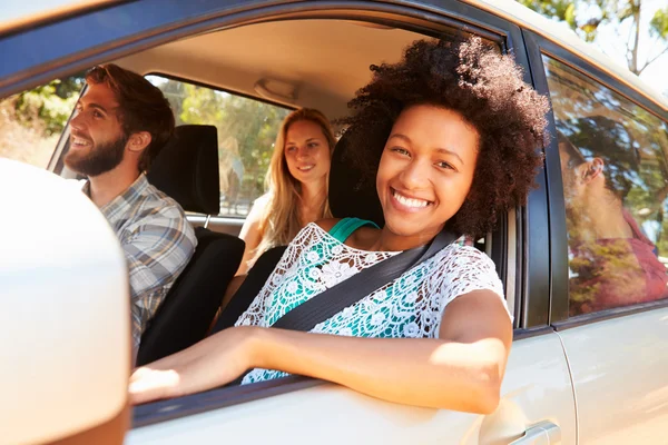 Groupe d'amis en voiture en voyage sur la route — Photo