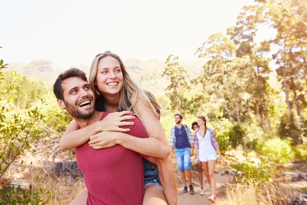 Amigos em passeio pelo campo juntos — Fotografia de Stock