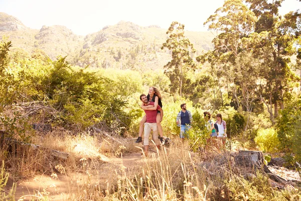 Amigos em passeio pelo campo juntos — Fotografia de Stock