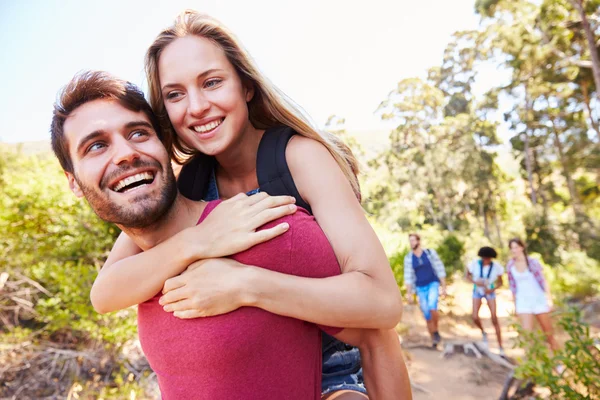 Amigos em passeio pelo campo juntos — Fotografia de Stock