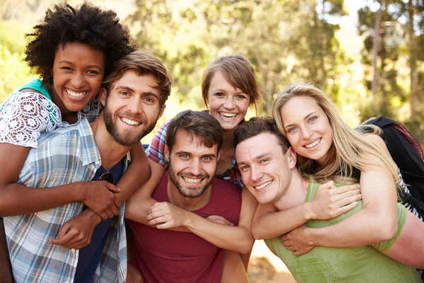 Amigos en camino por el campo juntos — Foto de Stock