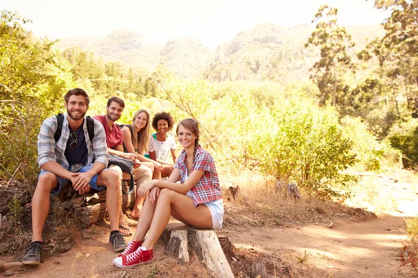 Friends Resting On Walk Through Countryside — Stock Photo, Image