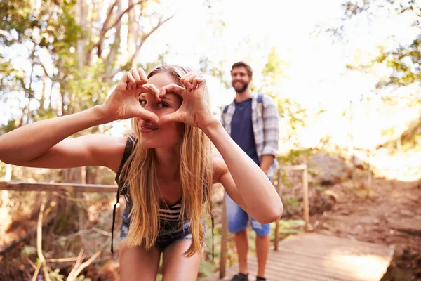 Mujer haciendo forma de corazón en la cámara — Foto de Stock