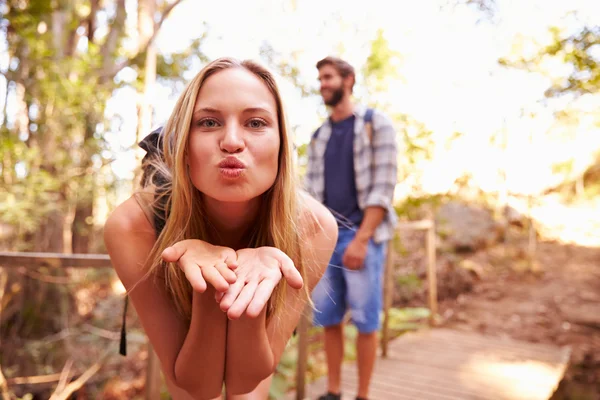 Mujer soplando beso en cámara — Foto de Stock