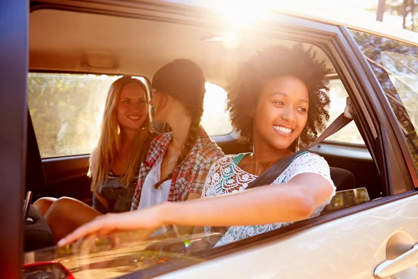 Donne in viaggio su strada — Foto Stock