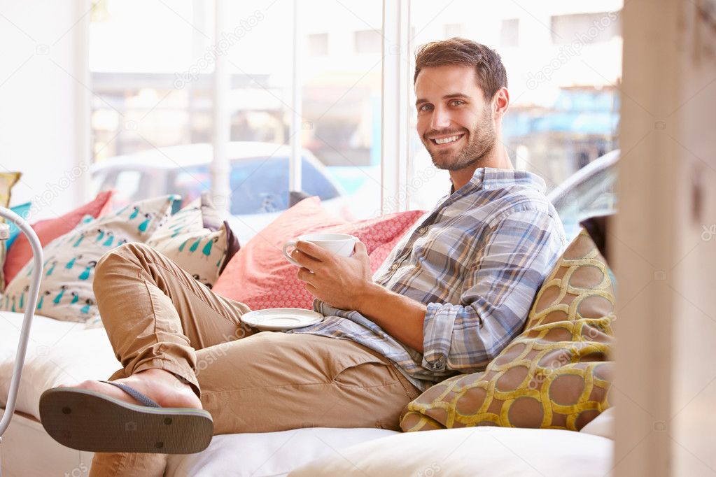 как часто люди сидят. парень в самолете. человек рассматривает фото. как часто люди сидят. люди сидят в кафе.