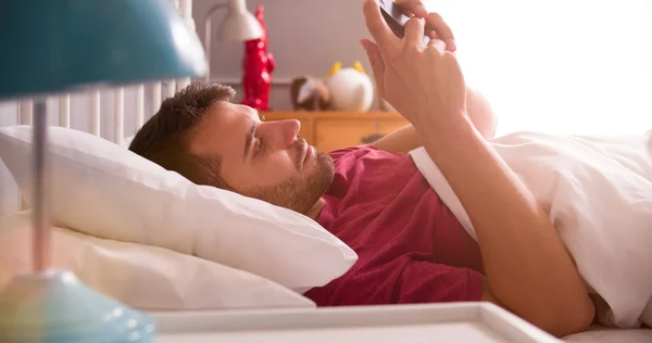 Člověk kontrolu zpráv na mobilní telefon — Stock fotografie