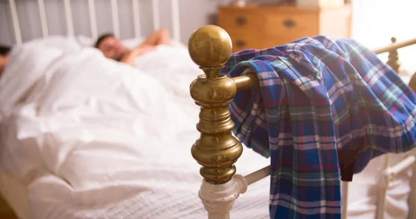 Casal deitado dormindo no quarto — Fotografia de Stock