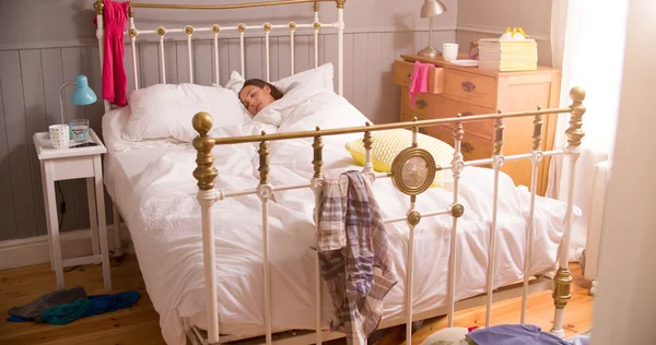 Joven mujer acostada durmiendo en el dormitorio — Foto de Stock