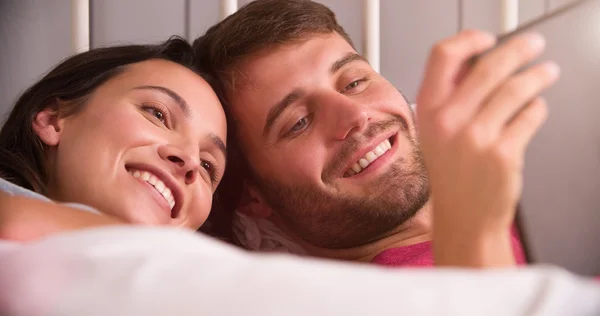 Casal jovem usando tablet digital — Fotografia de Stock