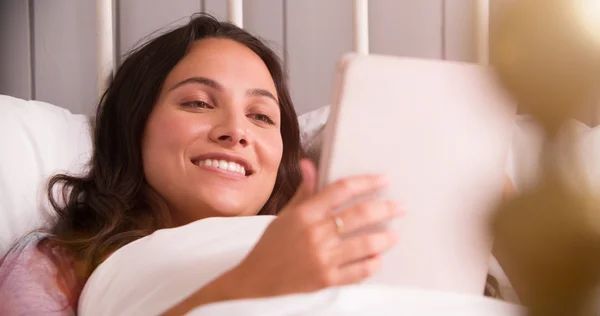 Mujer joven usando tableta digital — Foto de Stock