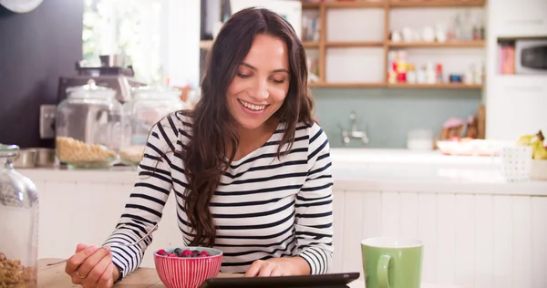 Vrouw eten ontbijt — Stockfoto