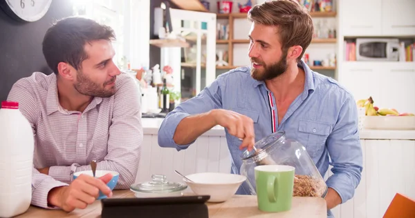 Two Young Men Eating Breakfast — Stock Photo, Image